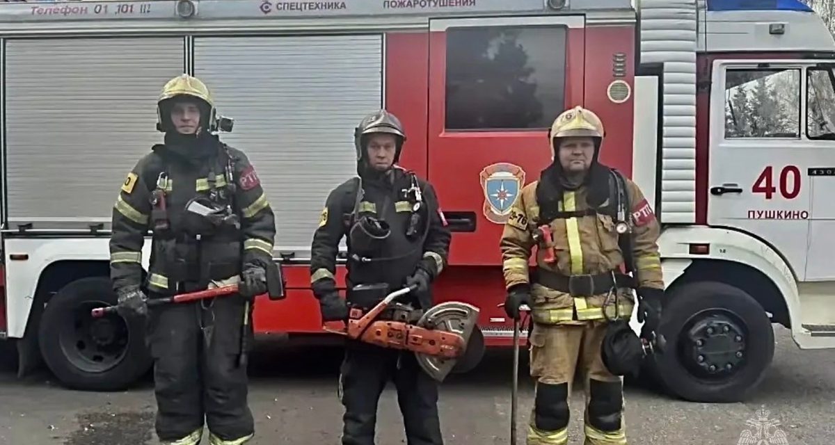 Пожарные спасли четырёх детей, заблокированных дымом на 15 этаже дома в Ивантеевке