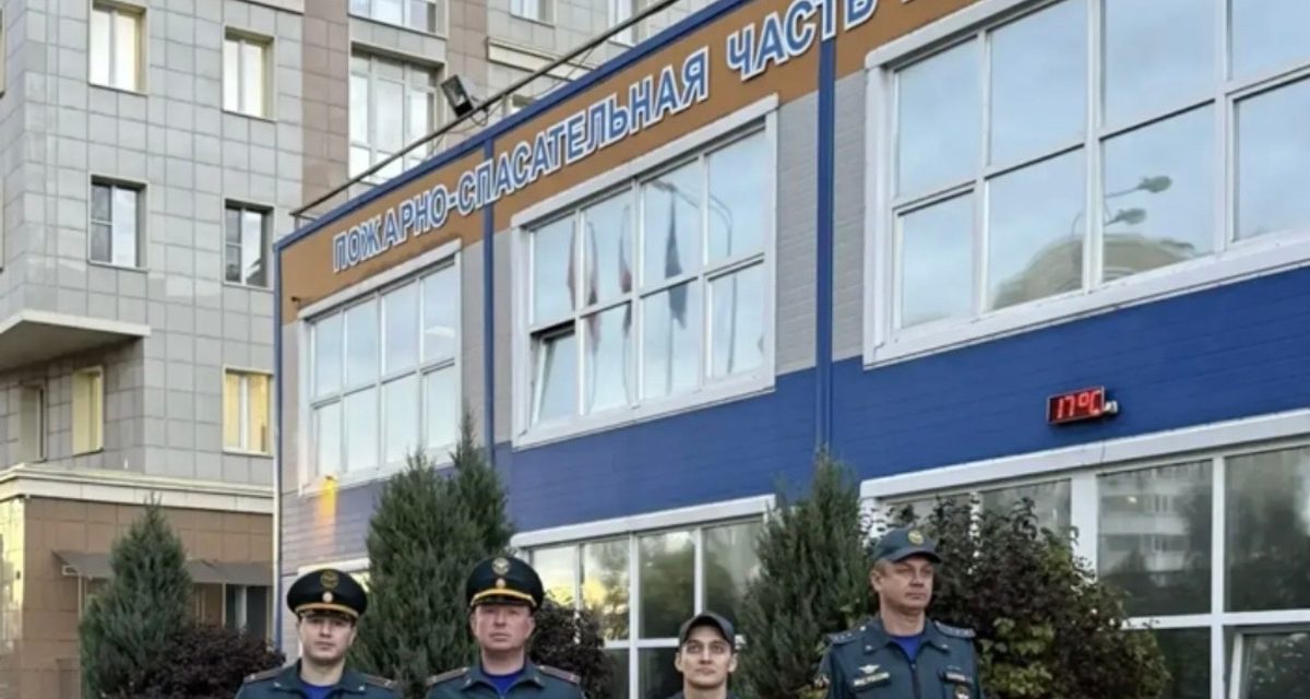 Пожарные сквозь дым вытащили трёх человек с 12-го этажа горящей высотки в Путилково