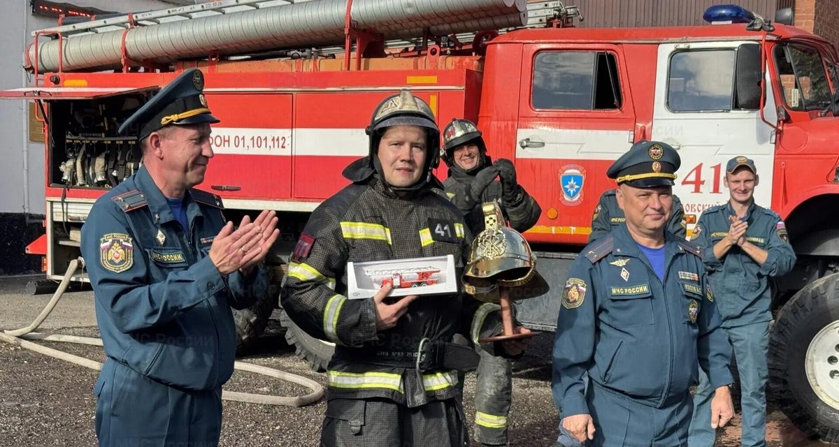 Пожарного Александра Свисткова проводили на пенсию после 20 лет службы водой из рукавов