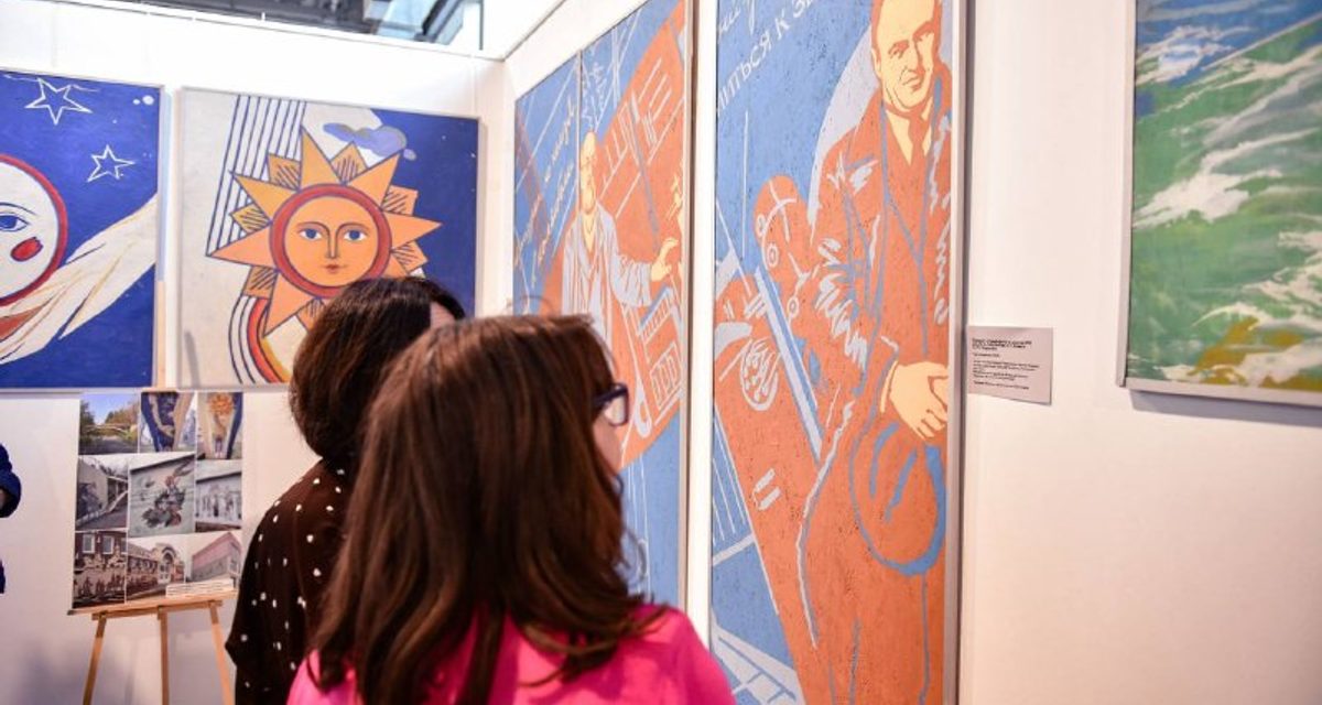 В Химках художник показал, как эскизы превращаются в росписи на стенах