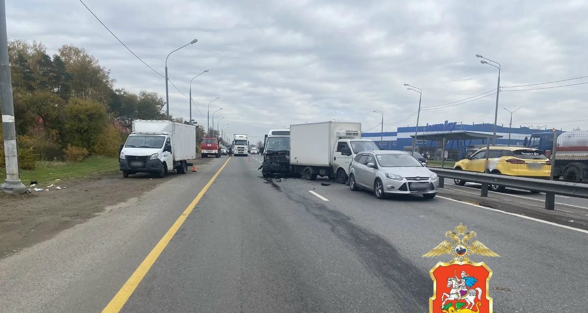 Маршрутка с 19 пассажирами попала в массовое ДТП на трассе М-7, четверо обратились за помощью