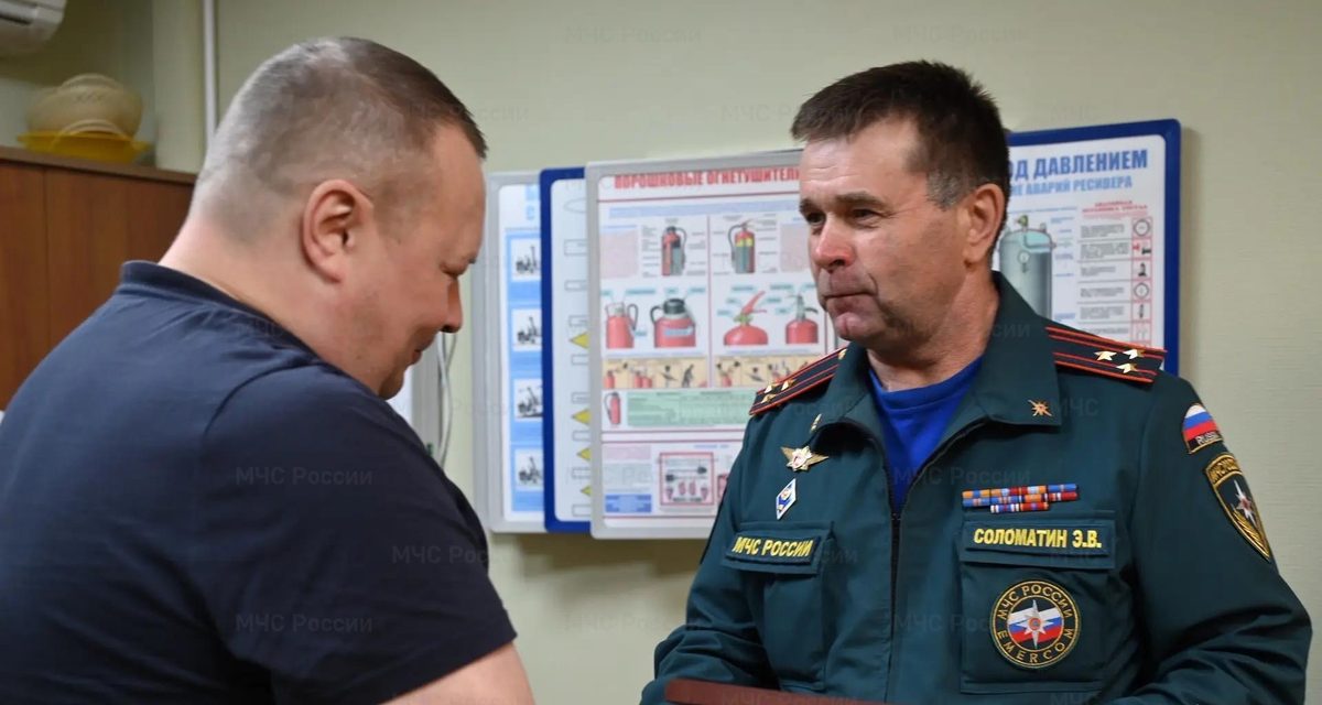 Шестерых рабочих наградили за самостоятельно потушенный пожар на производстве с изобутаном