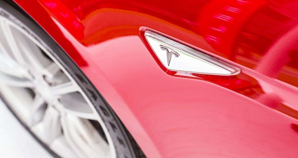 Tesla представила Roadster, который сможет летать и выполнять трюки в воздухе